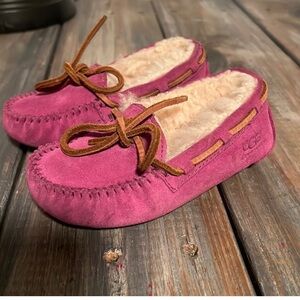 UGGS MOCCASIN SLEEPERS TODDLERS PINK COLOR.